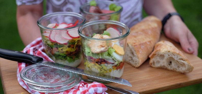 Quinoa-Rohkost-Salat mit Hähnchen und Joghurtdessing im Glas 