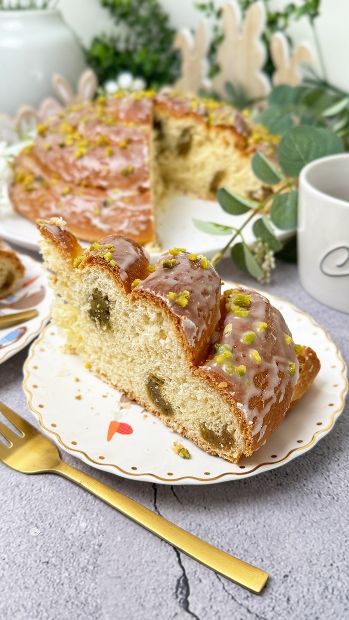 Hefekranz mit Pistazien und Marzipan - Osterkranz Rezept