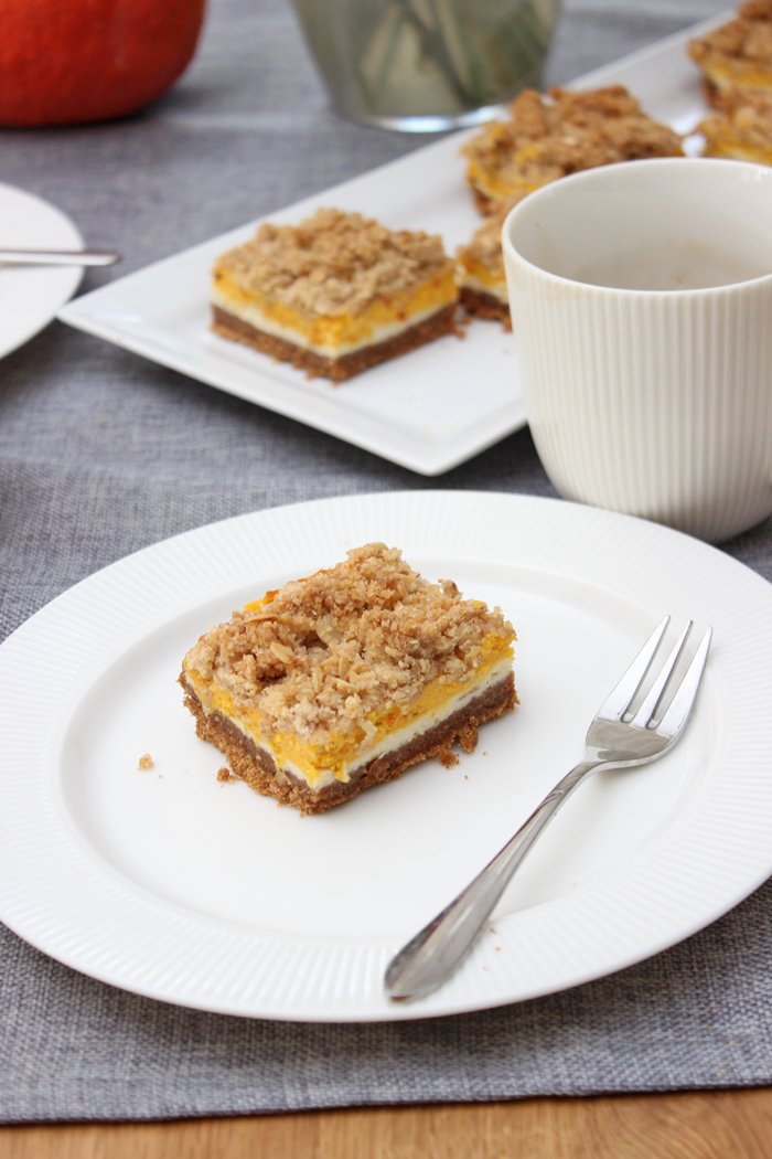 Kürbis-Cheesecake-Bars mit Zimt-Haferflocken-Streuseln