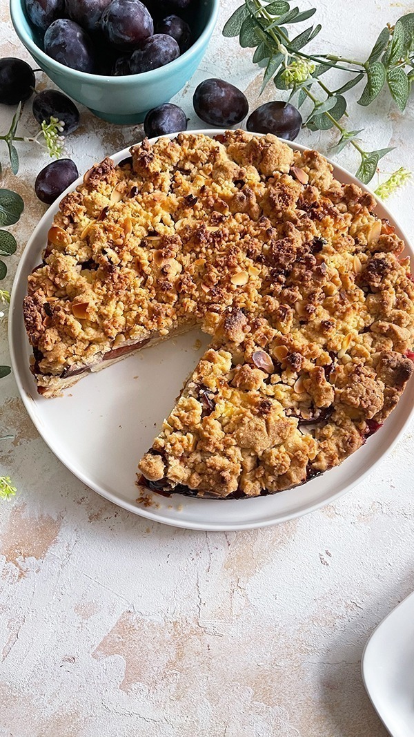 Zwetschgenkuchen mit Vanillecreme und Mandelstreuseln