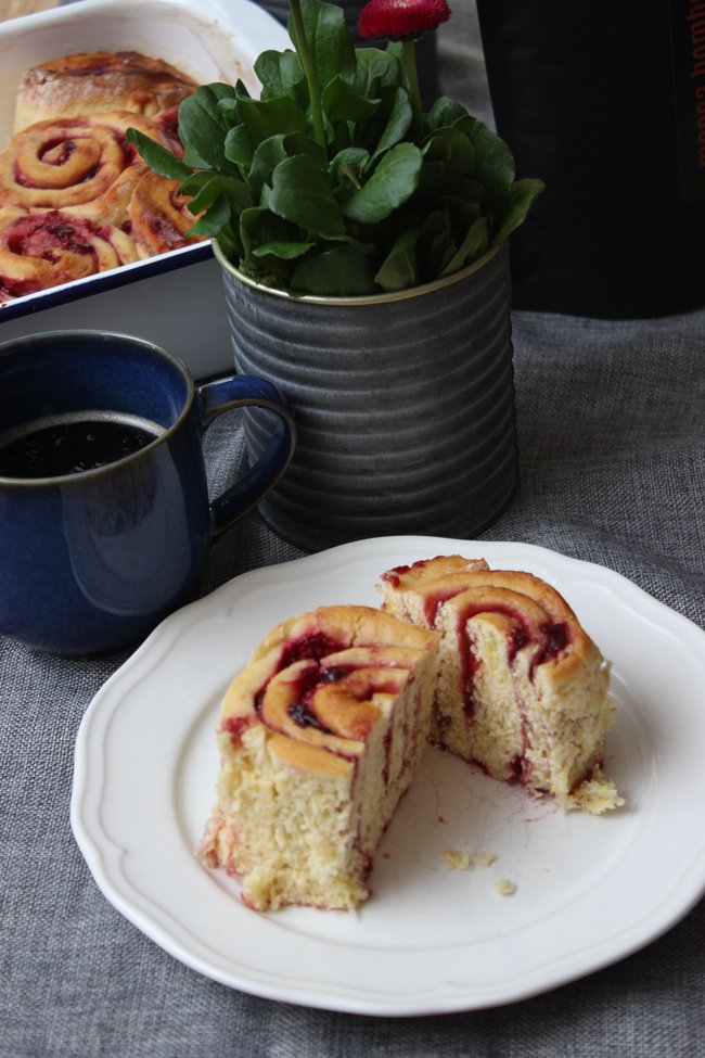 Briocheschnecken mit Kirsch-Himbeerfüllung & Mare Kaffee