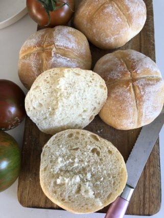 Brötchen selber machen: Einfaches Rezept mit nur 5 Zutaten 6 Brötchen selber machen: Einfaches Rezept mit nur 5 Zutaten