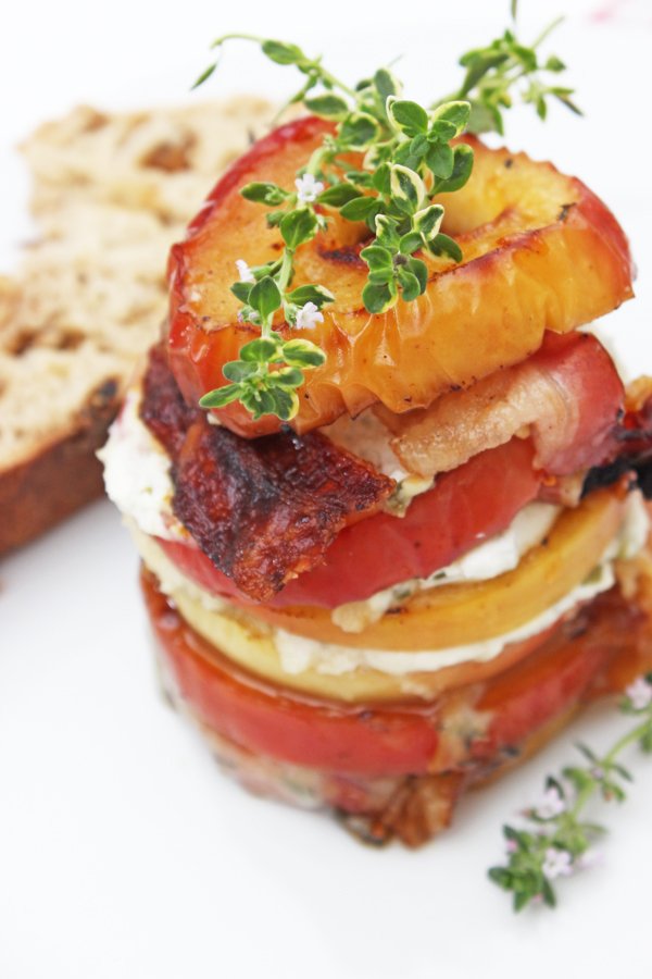 Apfel-Ziegen-Camembert Türmchen mit krossem Bacon