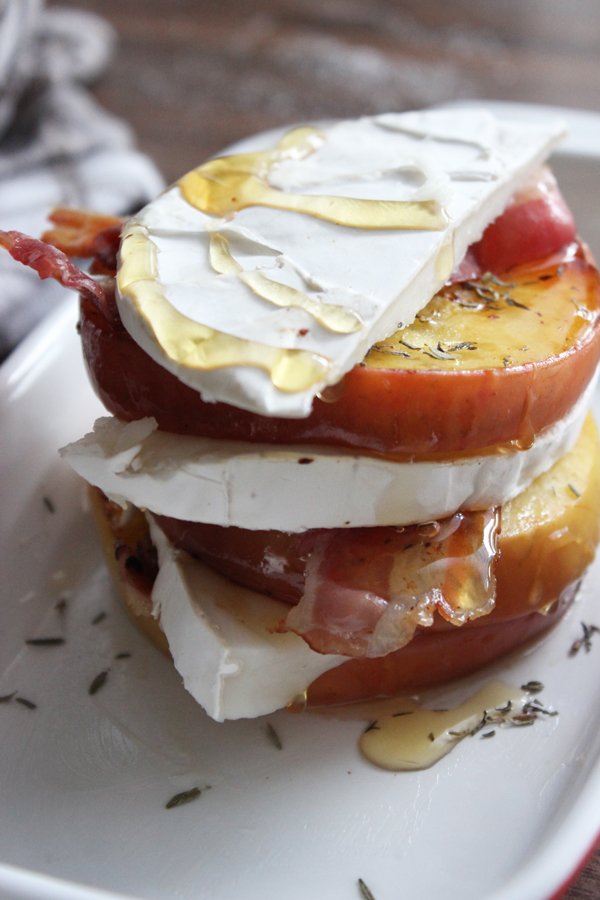 Jazz apfel-ziegen-camembert türmchen mit krossem bacon