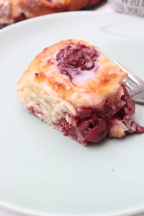 Mega leckerer Kirsch-Strudelkuchen mit Zitronenguss: Einfach 100 % Genuss pur 5 IMG Kirsch Strudelkuchen mit Zitronenguss 2