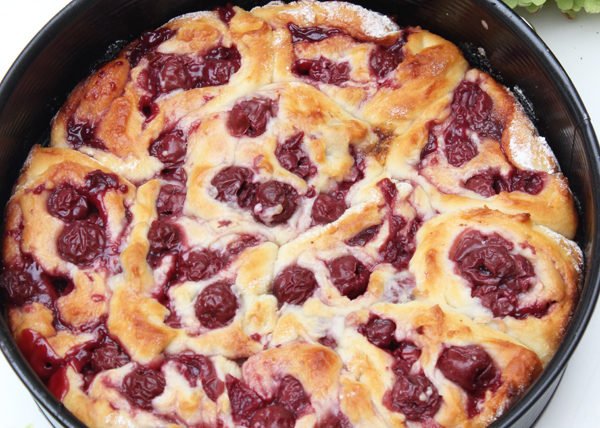 IMG  Kirsch Strudelkuchen mit Zitronenguss 5