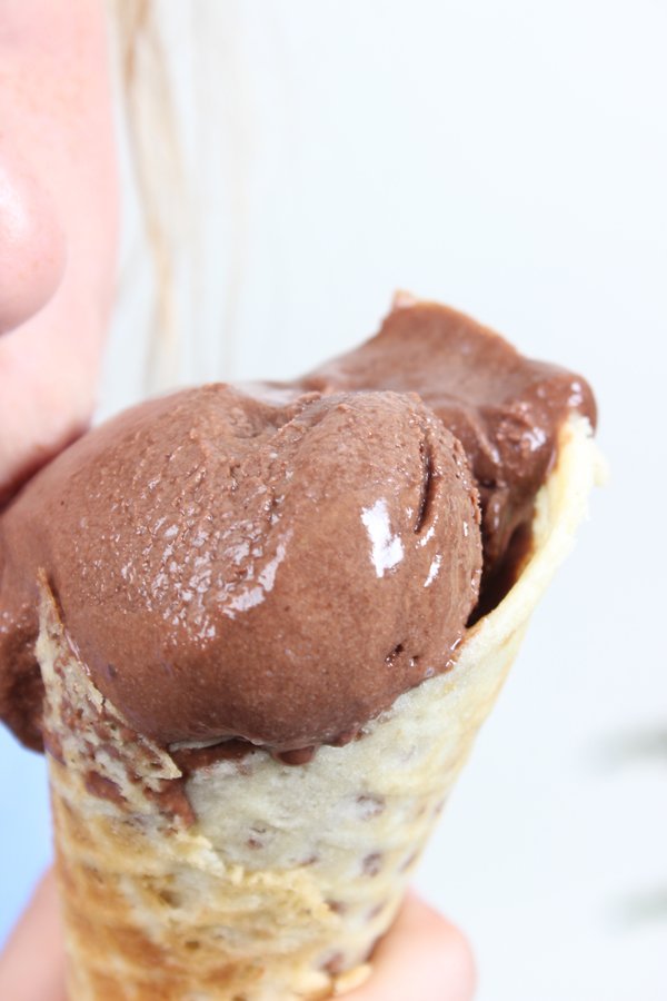 Dunkles Schokoladeneis mit selbst gemachten Eiswaffeln