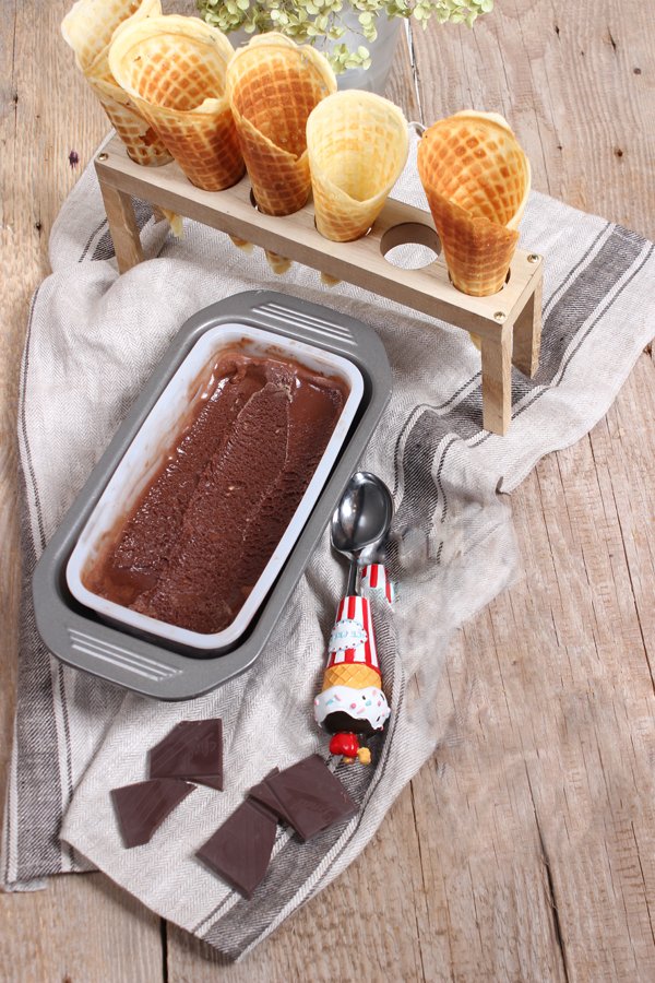 Dunkles Schokoladeneis mit selbst gemachten Eiswaffeln