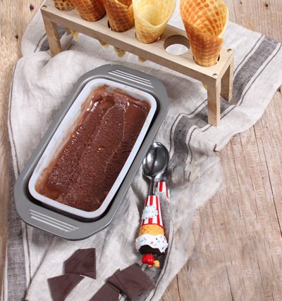 Dunkles Schokoladeneis mit selbst gemachten Eiswaffeln 1