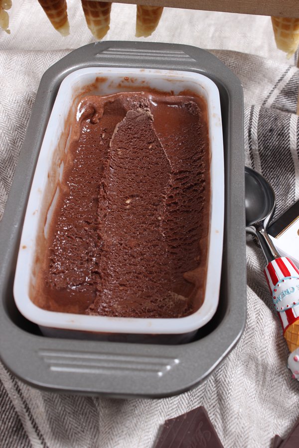 Dunkles Schokoladeneis mit selbst gemachten Eiswaffeln