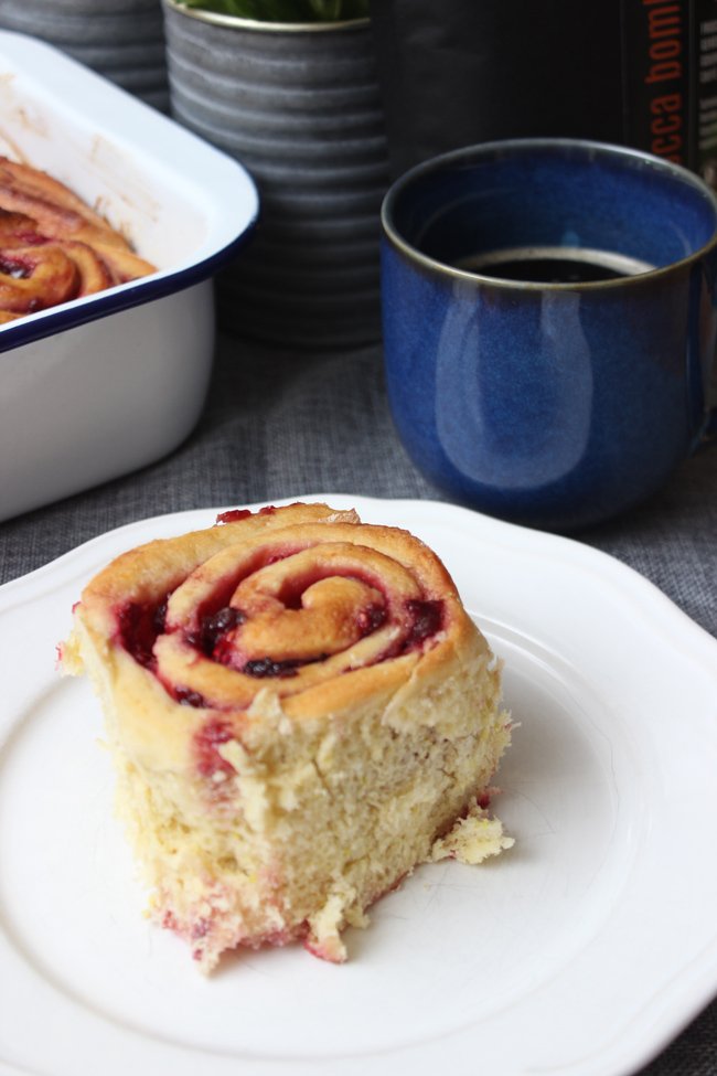 Briocheschnecken mit Kirsch-Himbeerfüllung