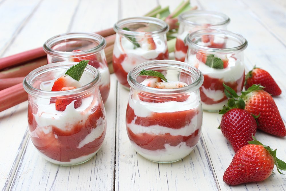 Rhabarber-Erdbeer-Kompott mit Skyr Dessert im Glas 1