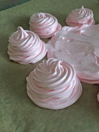 Pavlova mit gemischten Beeren & Mascarpone-Rhabarbercurd-Creme 6 5347