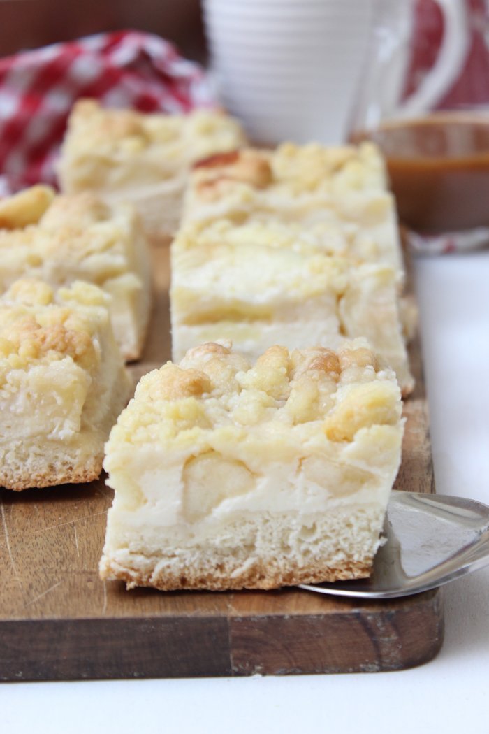 Apfel-Karamell-Käsekuchen mit drei Schichten