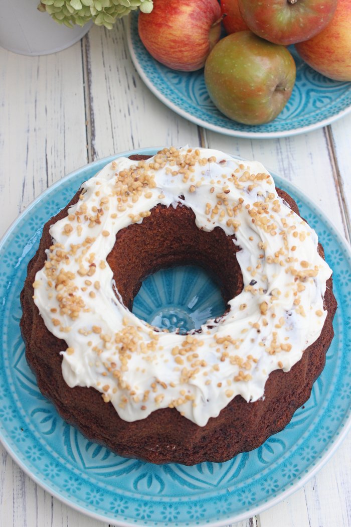 Apfel-Karotten-Schokoladen-Gugelhupf mit Vanilleschokoglasur 