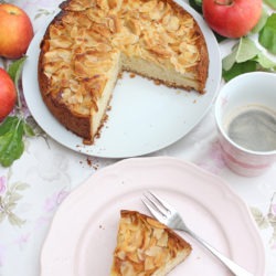 Feiner und fruchtiger apfel-sandkuchen mit mandeln 2