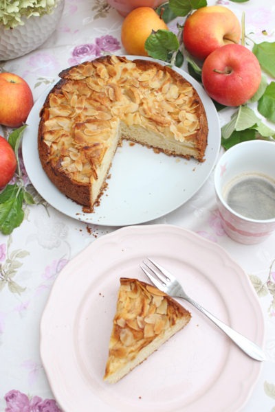 Feiner und fruchtiger Apfel-Sandkuchen mit Mandeln Feiner und fruchtiger Apfel-Sandkuchen mit Mandeln