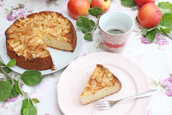 Apfel-sandkuchen mit mandeln