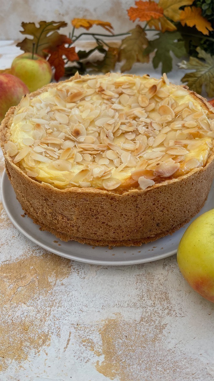 Apfelkuchen mit Pudding und Mandelblättchen