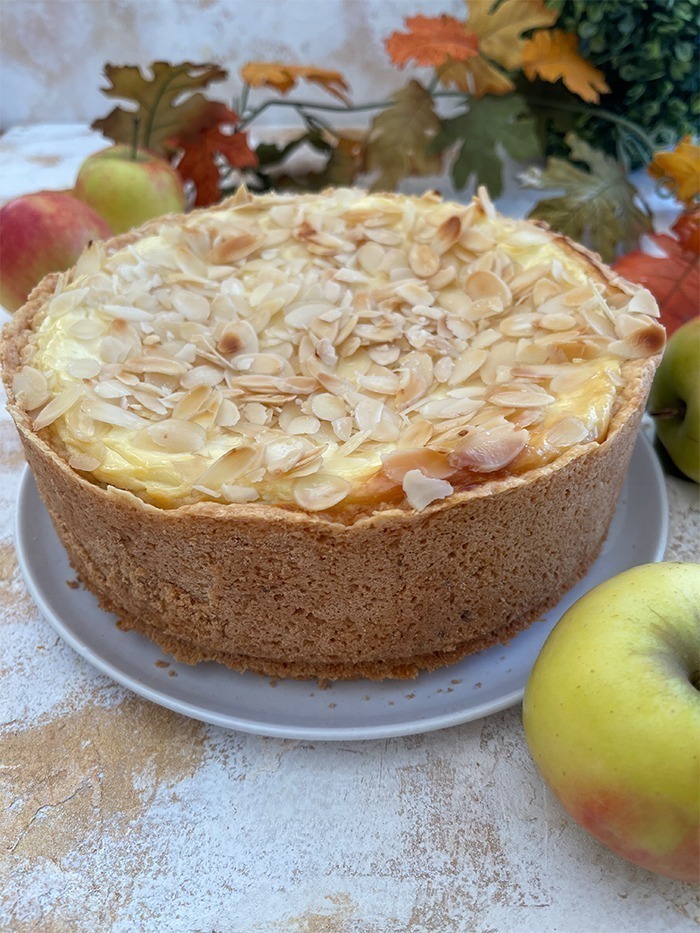 Apfelkuchen mit Pudding und Mandelblättchen