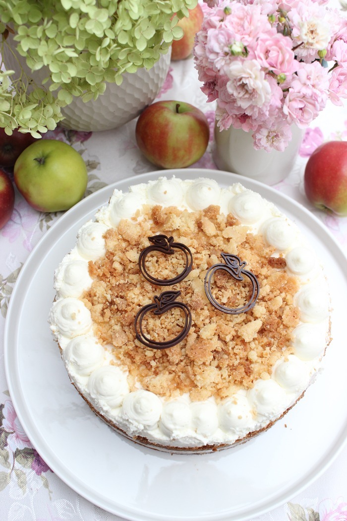 Apfeltorte mit Frischkäse-Sahnecreme und Streuseln