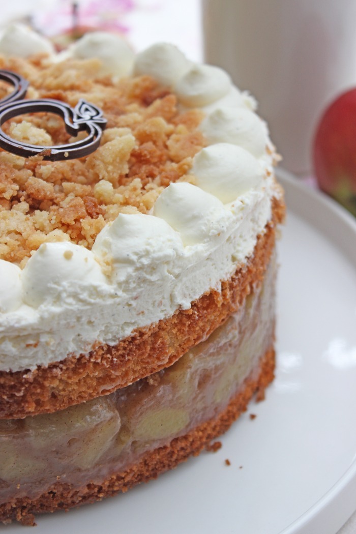 Apfeltorte mit Frischkäse-Sahnecreme und Streuseln