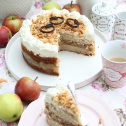 Apfeltorte mit Frischkäse-Sahnecreme und Streuseln