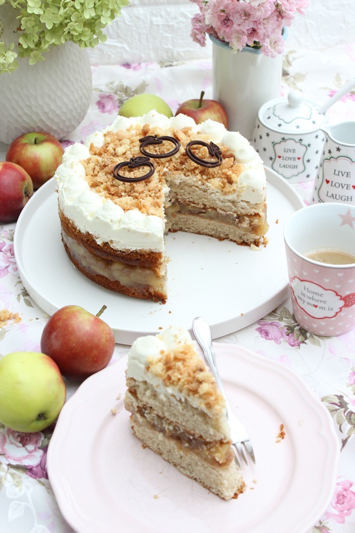 Apfeltorte mit Frischkäse-Sahnecreme und Streuseln