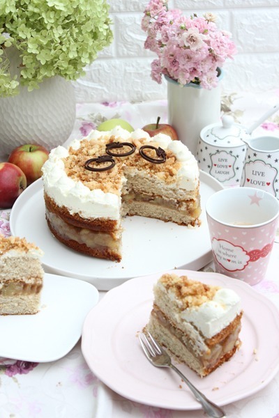 Apfeltorte mit Frischkäse-Sahnecreme und Streuseln