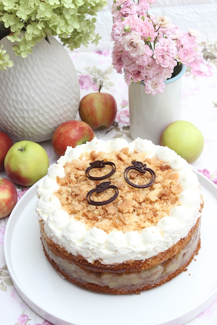 Apfeltorte mit Frischkäse-Sahnecreme und Streuseln