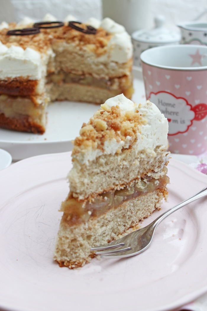 Apfeltorte mit Frischkäse-Sahnecreme und Streuseln