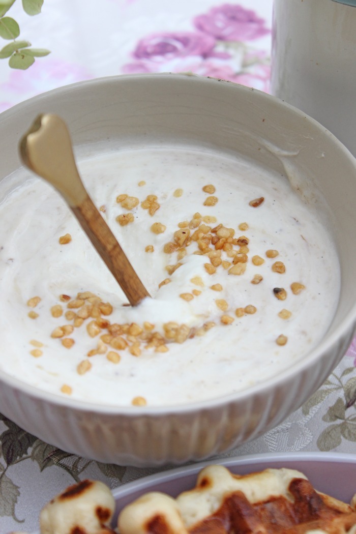 Hausgemachte Apfelwaffeln mit Bananedip