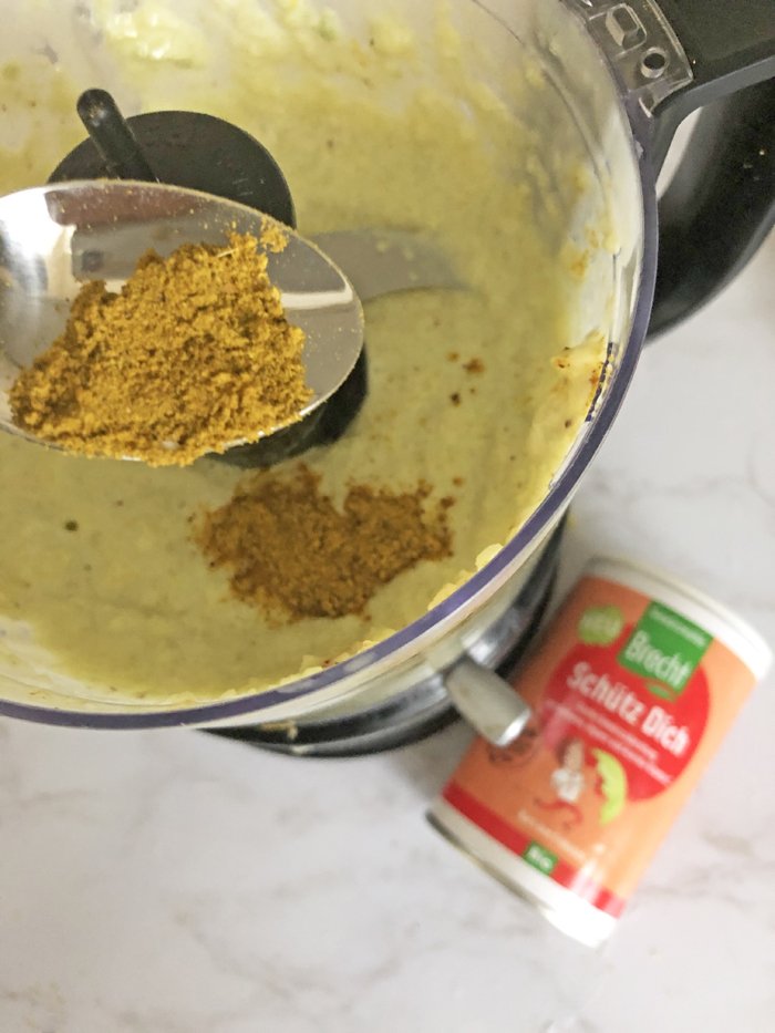 Avocado-Mango-Creme mit Super Spices und Dinkel-Skyr-Brötchen