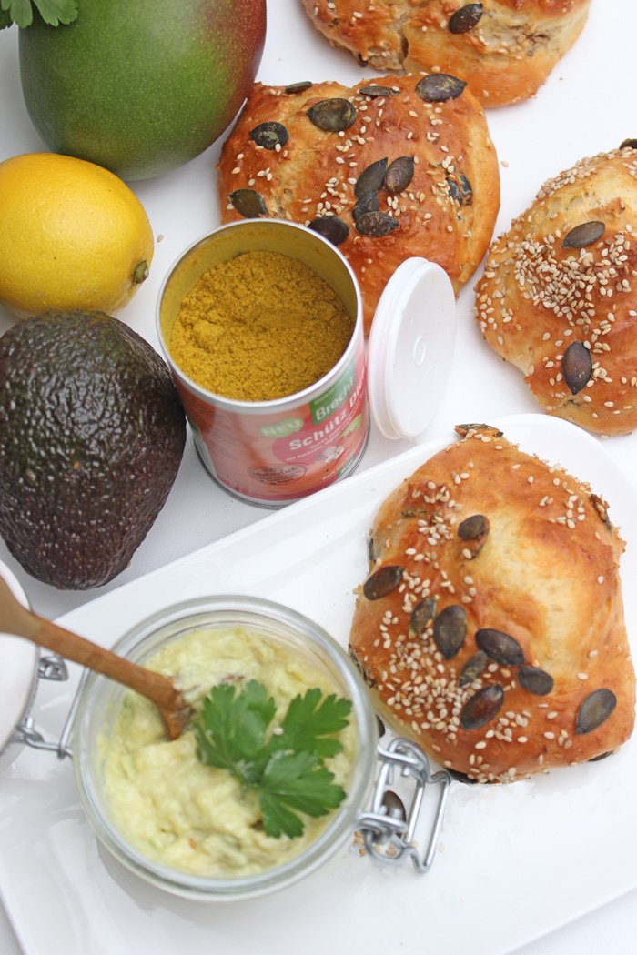 Avocado-Mango-Creme mit Super Spices und Dinkel-Skyr-Brötchen