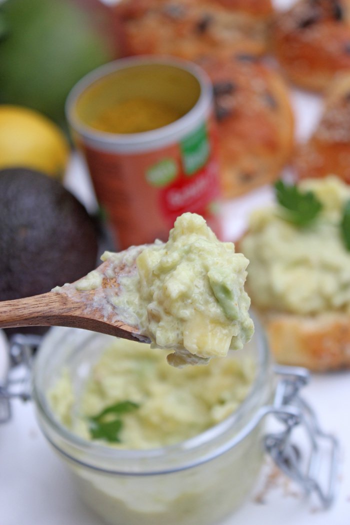 Avocado-Mango-Creme mit Super Spices und Dinkel-Skyr-Brötchen