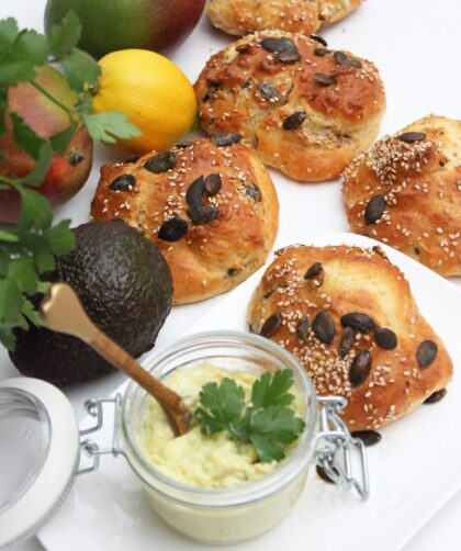 Dinkel-Skyr-Brötchen und Avocado-Mango-Creme: Goldene Brötchen trifft tropische Frische 1 IMG Avocado Mango Creme mit Super Spices und Dinkel Skyr Broetchen 7