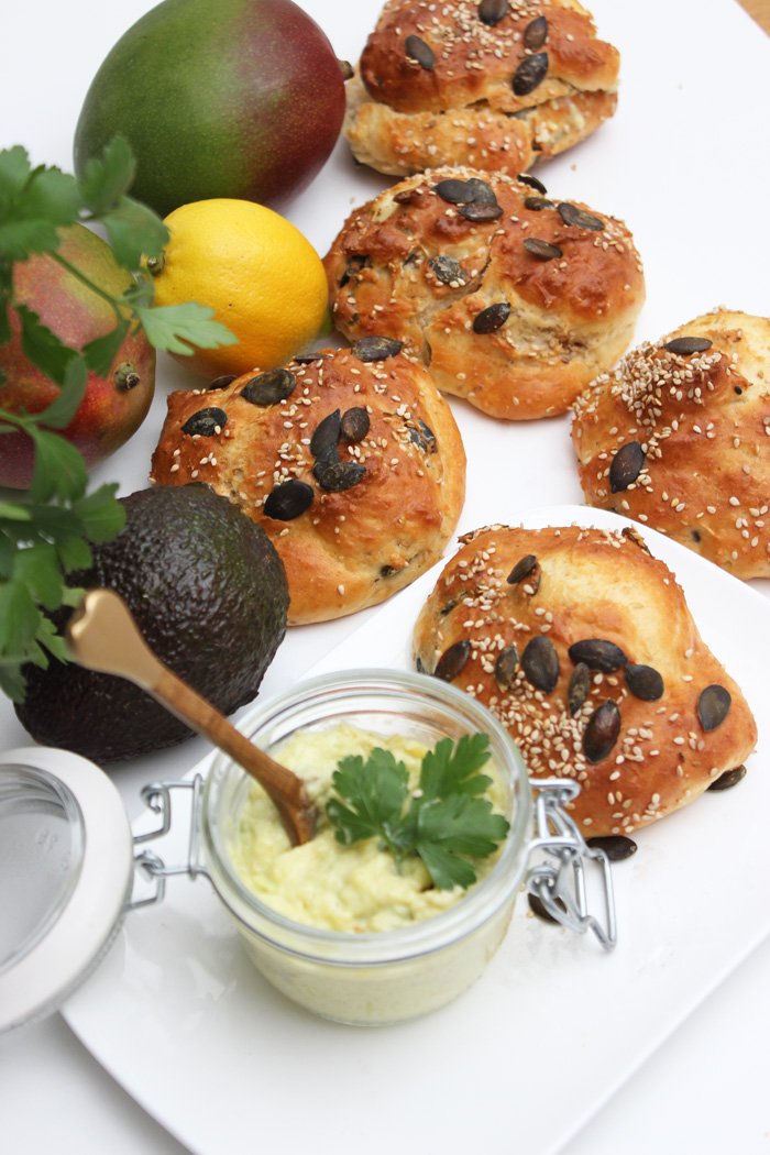 Avocado-Mango-Creme mit Super Spices und Dinkel-Skyr-Brötchen