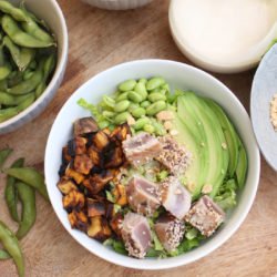 Avocado-thunfisch-edamame bowl rezept
