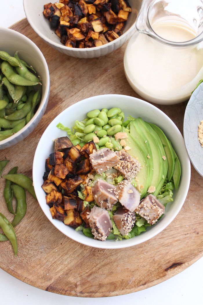 Avocado-Thunfisch-Edamame-Süßkartoffel Bowl 