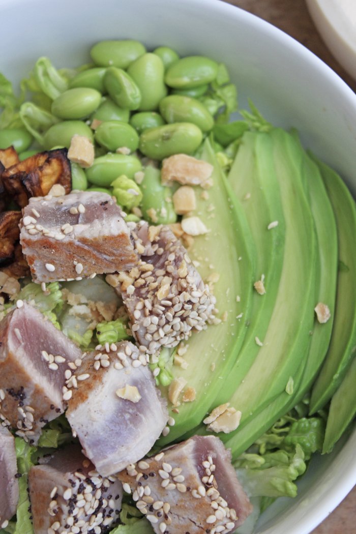 Avocado-Thunfisch-Edamame-Süßkartoffel Bowl 