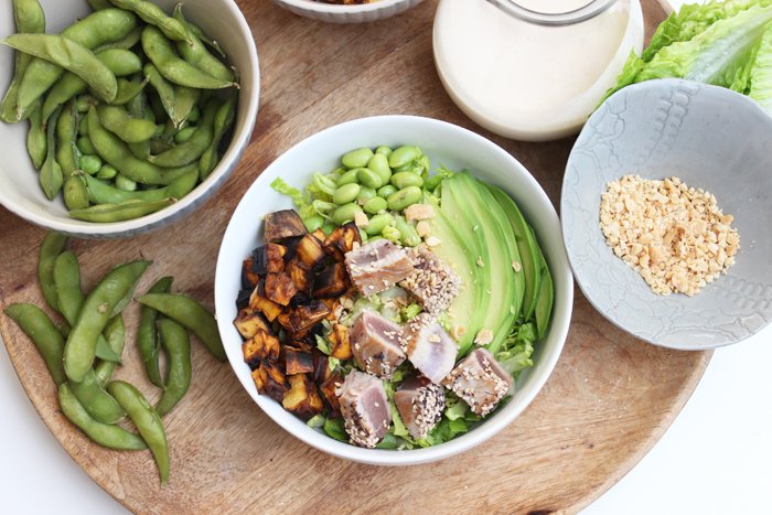 Avocado-Thunfisch-Edamame-Süßkartoffel Bowl