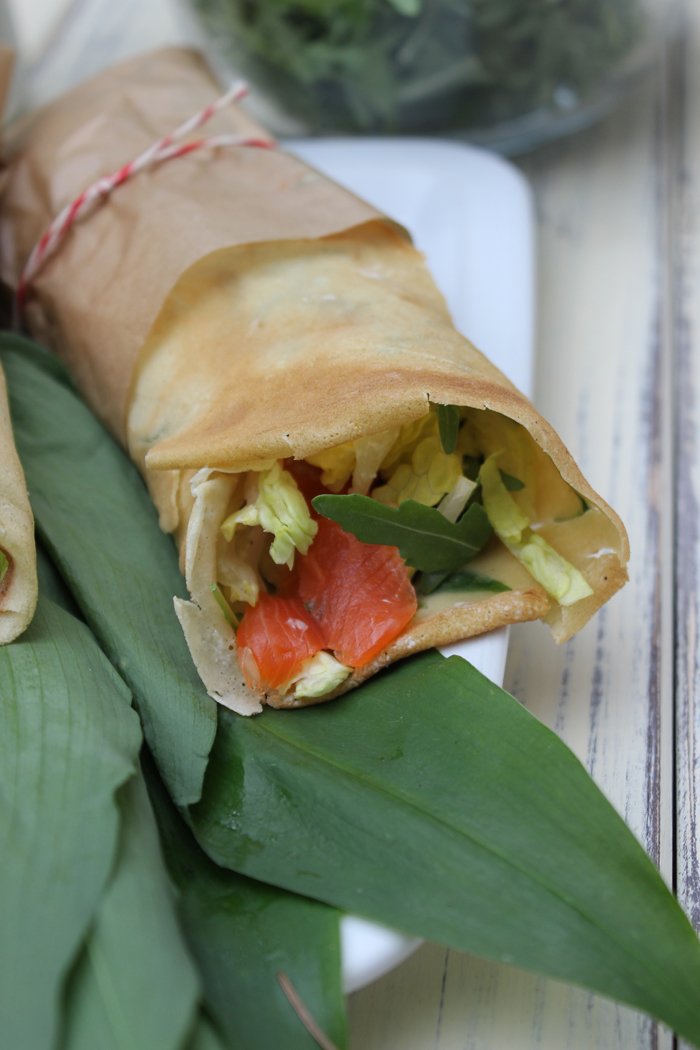 Bärlauch-Crêpes mit Lachs, Frischkäsecreme, Rucola-Salat