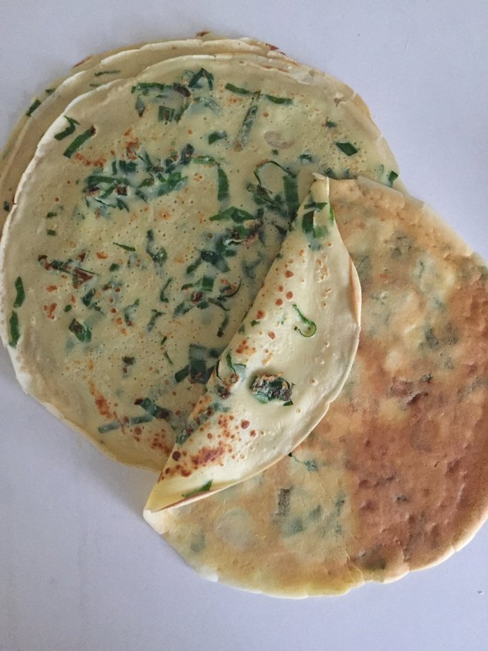 Bärlauch-Crêpes mit Lachs, Frischkäsecreme, Rucola-Salat