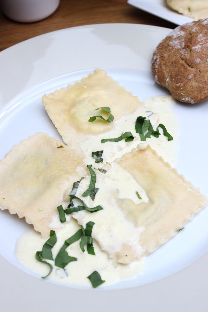 Bärlauch-Ravioli mit Parmesan-Sahne-Sauce Bärlauch-Ravioli mit Parmesan-Sahne-Sauce