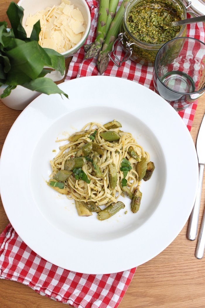 Bärlauchpesto mit Linguine und grünem Spargel