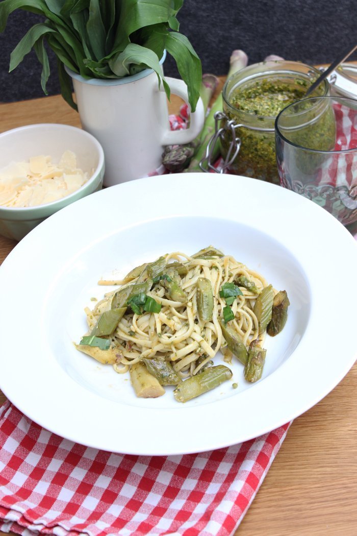 Bärlauchpesto mit Linguine und grünem Spargel