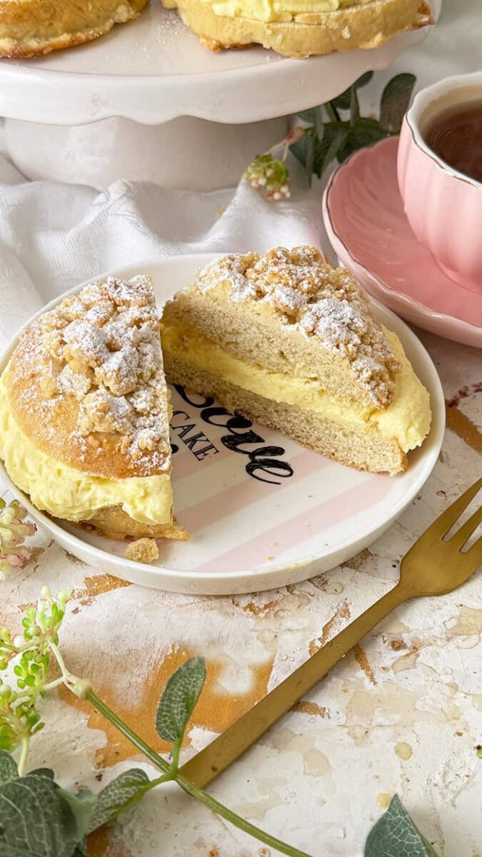 Streuseltaler mit Vanillecreme wie vom Bäcker: 100 % Himmlischer Genuss pur! 3 Streuseltaler mit Vanillecreme wie vom Bäcker Rezept.