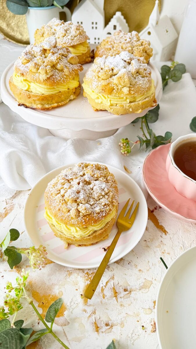 Streuseltaler mit Vanillecreme wie vom Bäcker: 100 % Himmlischer Genuss pur! 4 Streuseltaler mit Vanillecreme wie vom Bäcker Rezept.