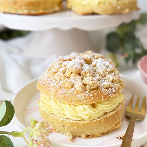 Streuseltaler mit Vanillecreme wie vom Bäcker Rezept auf einer Kaffeetafel angerichtet
