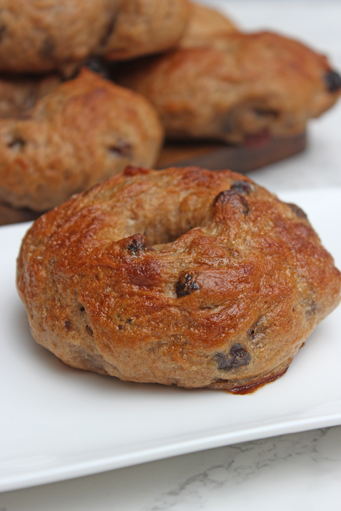 Bagels mit zimt und rosinen - cinnamon-raisin bagel